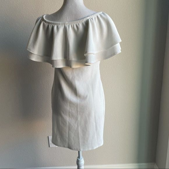 LA CLEF Maternity White, Off the shoulder ruffled top w/ruche sides, Size S - Picture 6 of 6